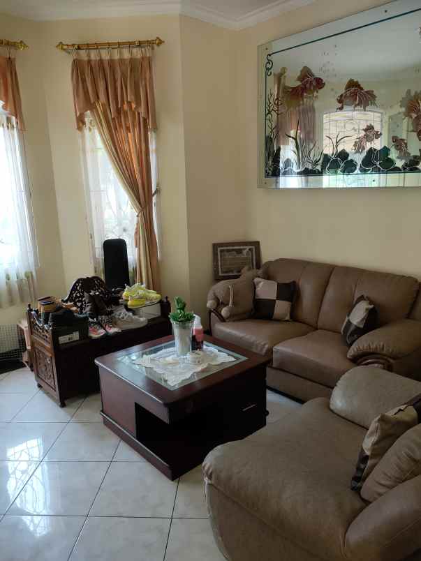 dijual rumah perumahan telaga golf