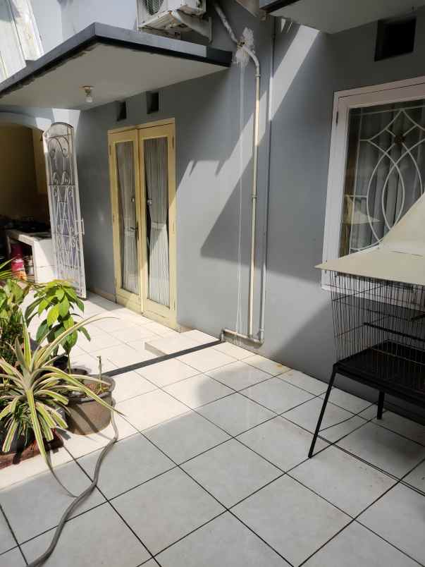 dijual rumah perumahan telaga golf