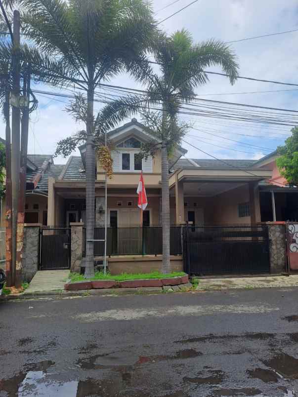 dijual rumah pinus regenci