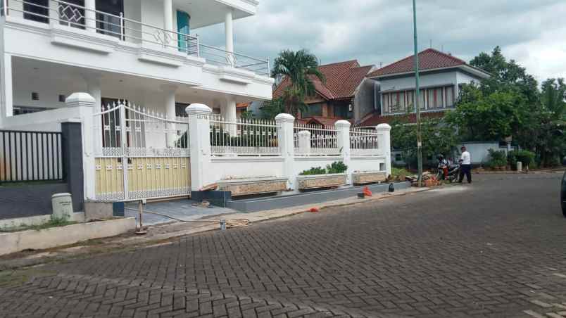 dijual rumah raflles hills