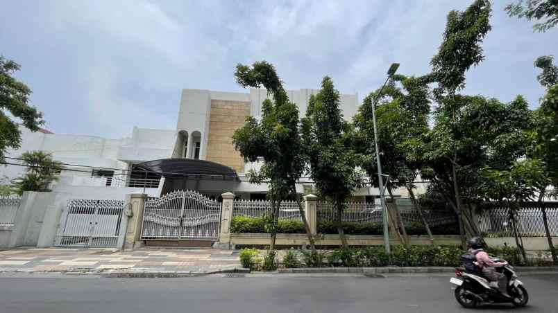 dijual rumah raya dharmahusada indah