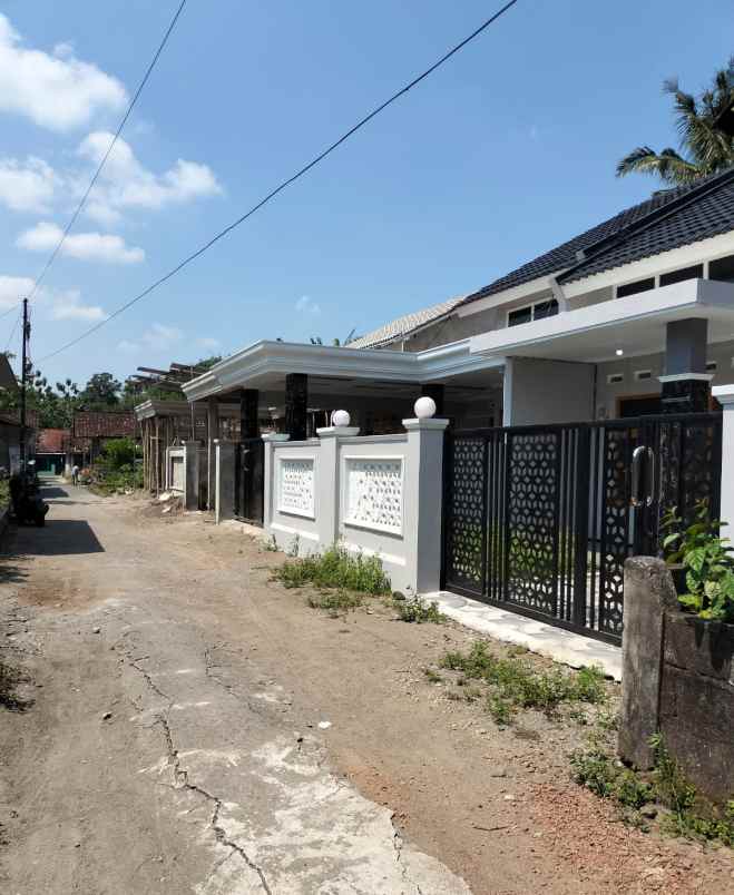 dijual rumah selomartani