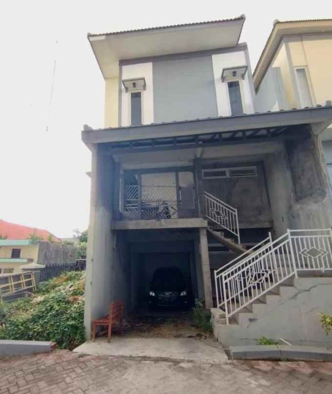 dijual rumah semolowaru selatan