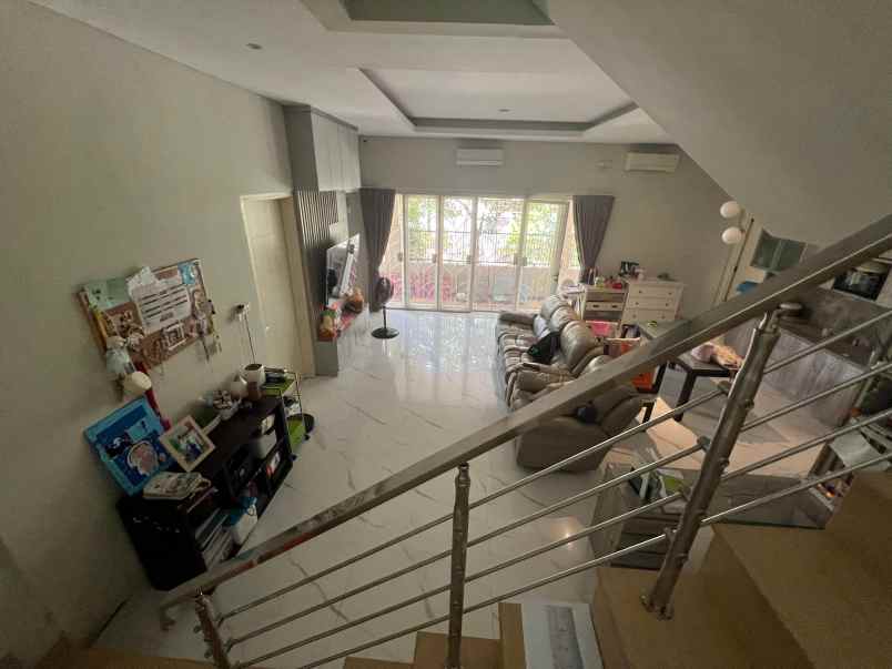 dijual rumah sutorejo