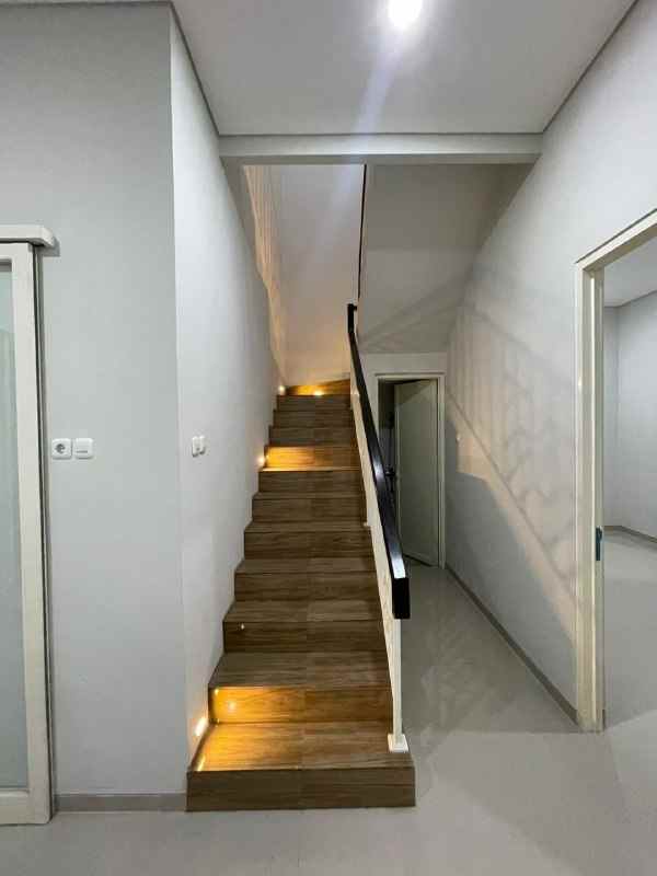 dijual rumah sutorejo prima