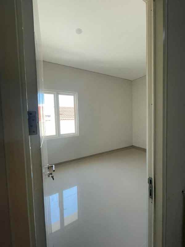 dijual rumah sutorejo prima