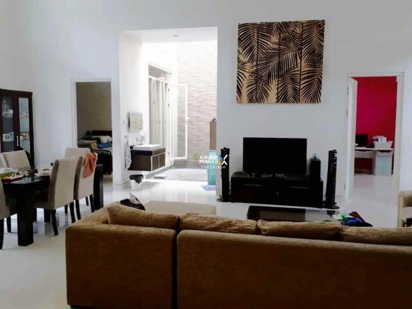 dijual rumah sutorejo utara