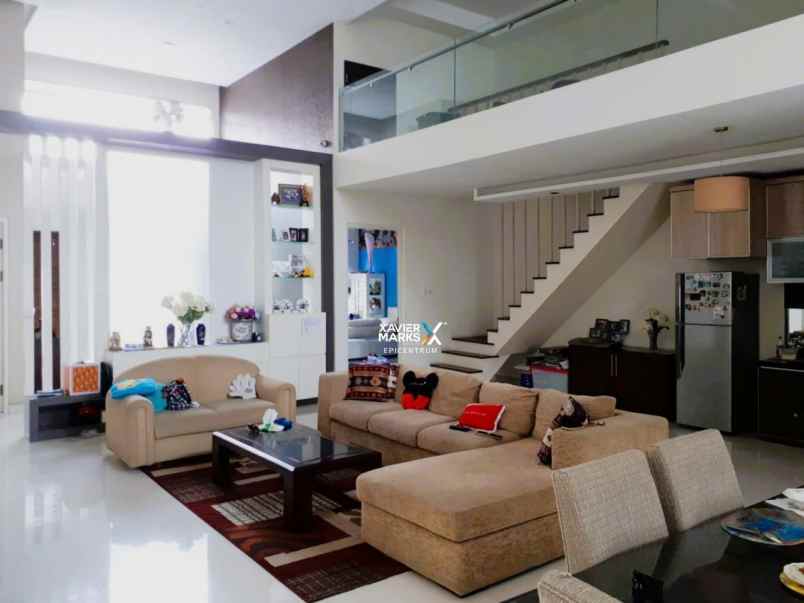 dijual rumah sutorejo utara