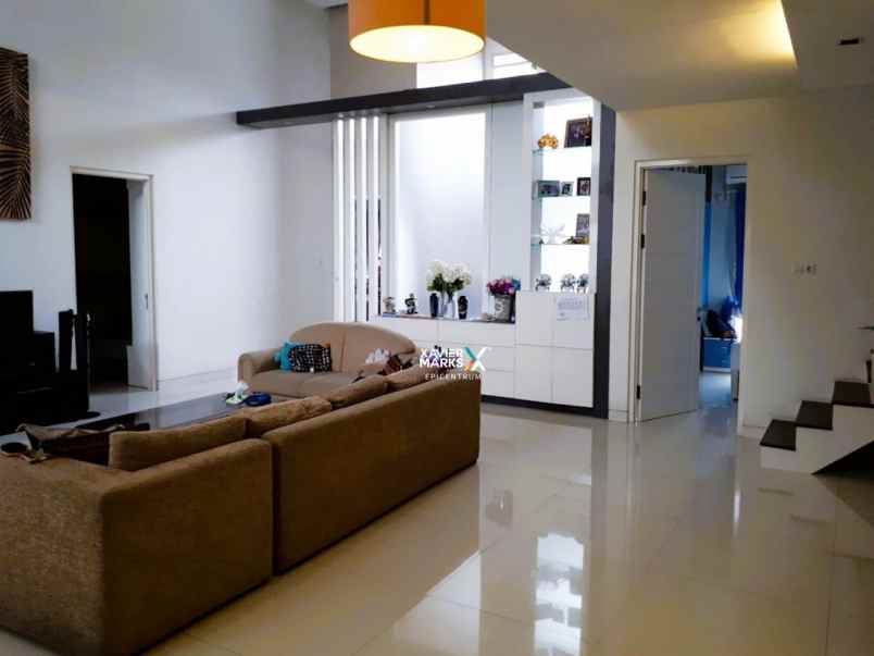 dijual rumah sutorejo utara