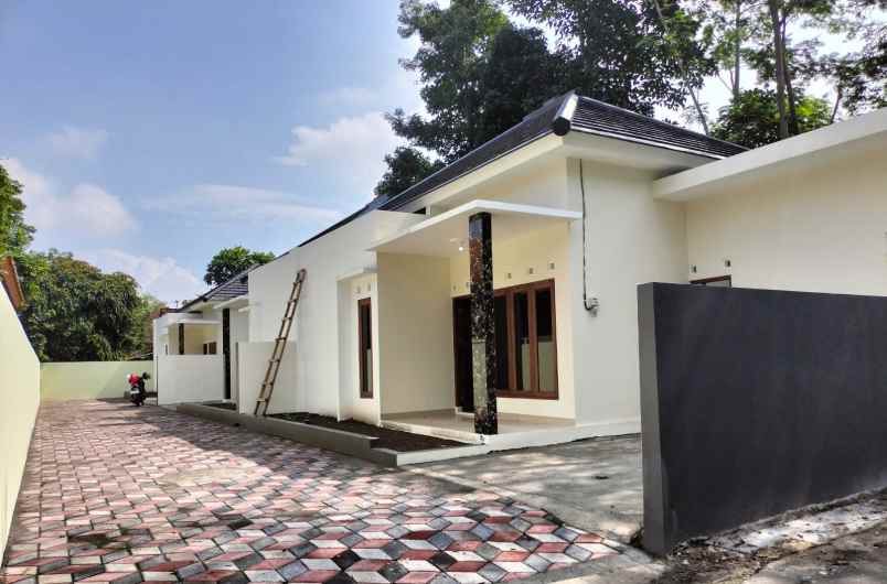 dijual rumah tirtoadi