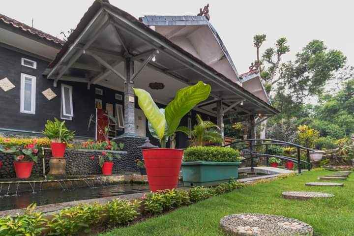 dijual villa desa nagrak kecamatan