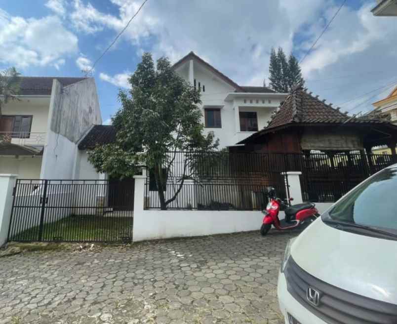 dijual villa jalan abdul gani