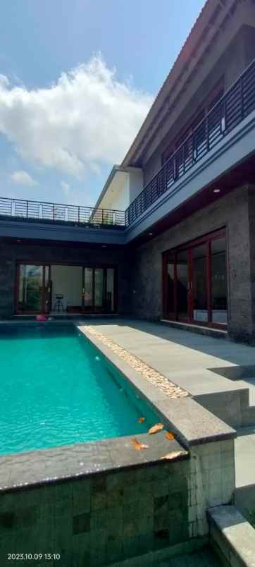 dijual villa lantai 2 lokasi ubud bali