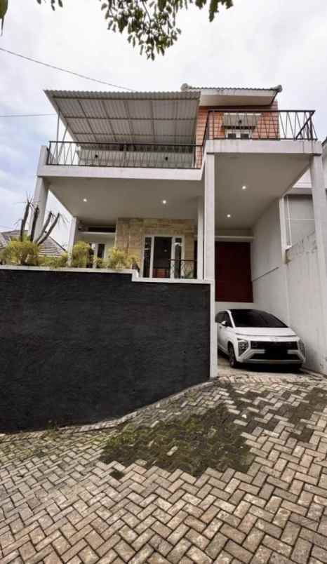 dijual villa mojorejo kota batu
