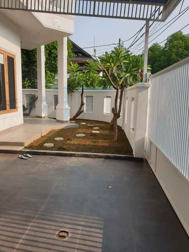 disewakan rumah bagus 2 lantai semifurnish siap huni