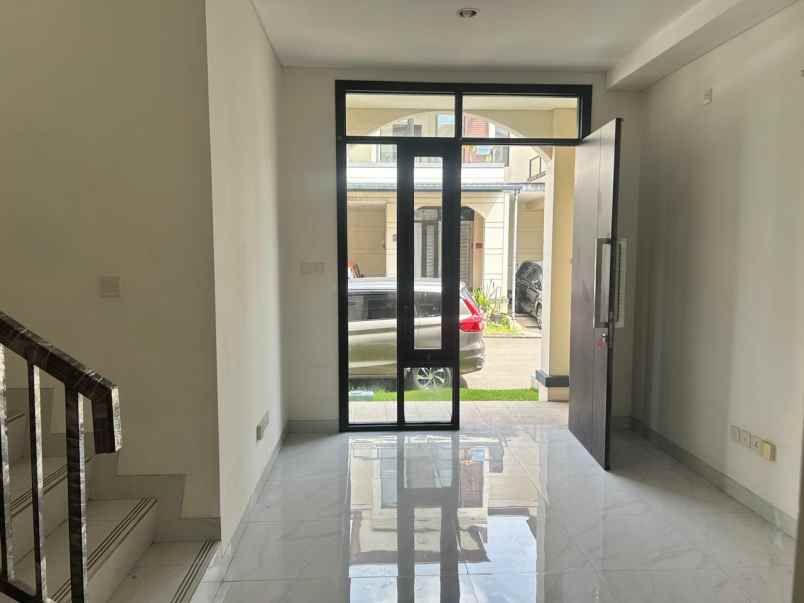 disewakan rumah lavon swan city cikupa