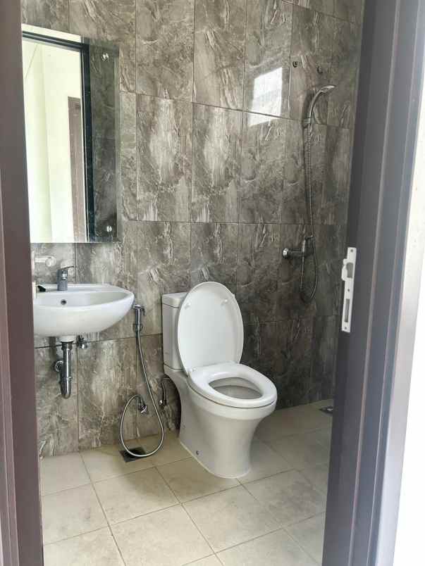 disewakan rumah lavon swan city cikupa