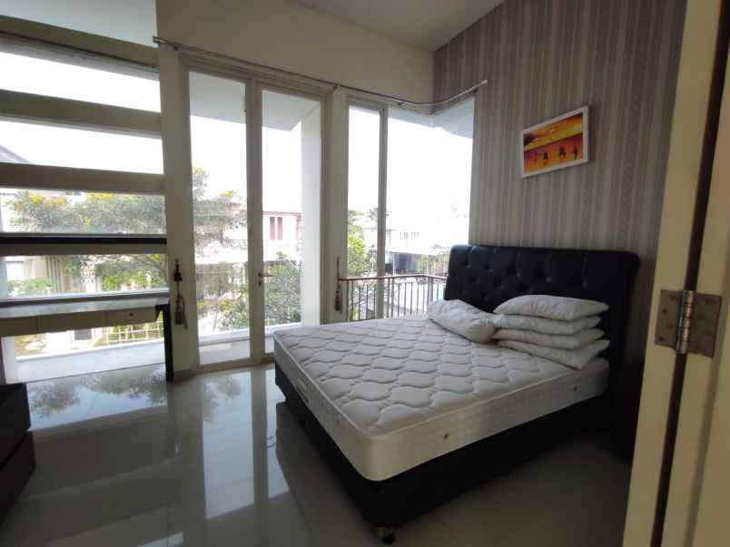 disewakan rumah the mansion pakuwon indah