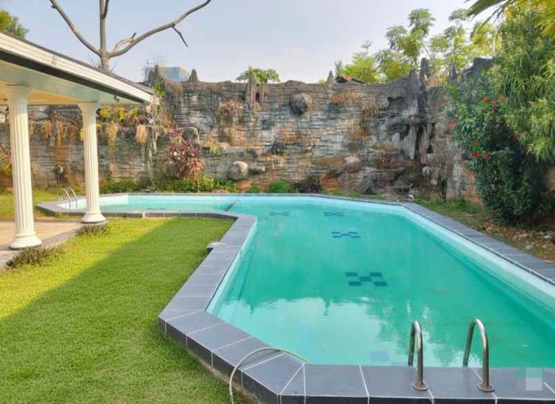 luxury timeless spacious home or sale