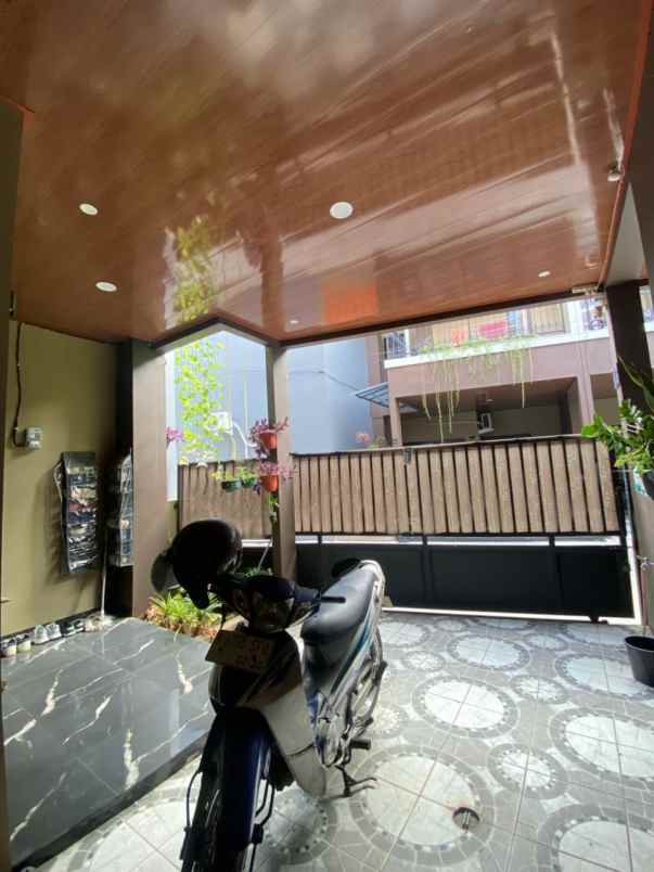 over kredit 85jt rumah 2 lantai dekat gdc depok