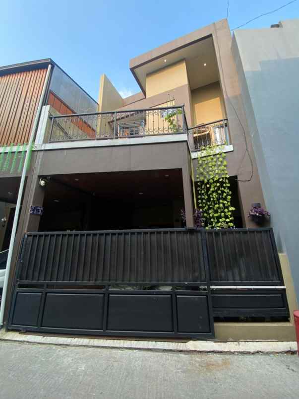 over kredit 85jt rumah 2 lantai dekat gdc depok