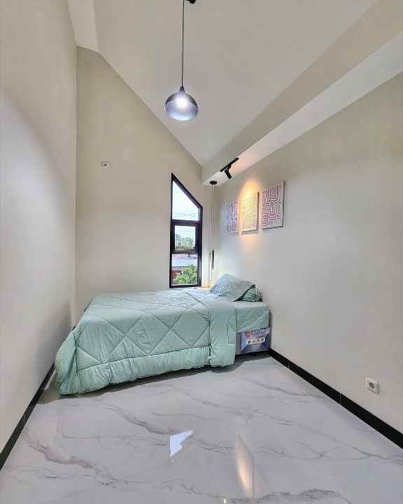 rumah 2 lantai full furnished akses 15 menit ke ugm