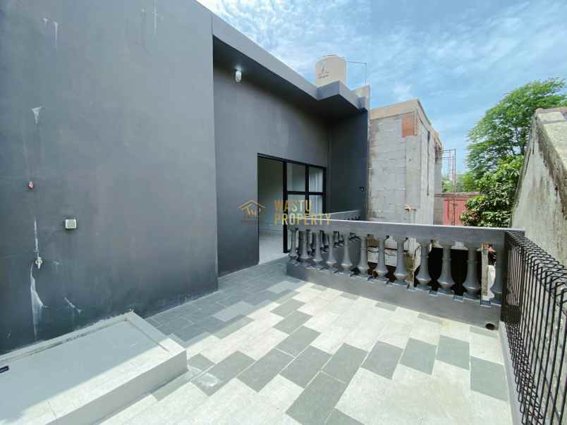 rumah 2 lantai mewah dekat stadion maguwoharjo