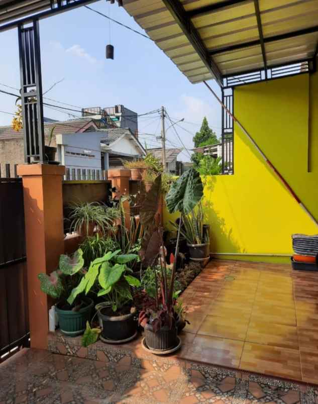 rumah bagus rapi sudah renovasi siap huni