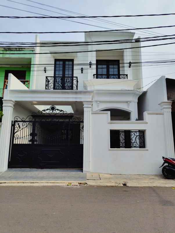 rumah baru modern klasik dekat permata hijau