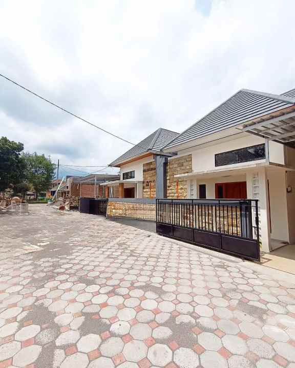 rumah cantik modern dalam cluster di dekat kampus uii