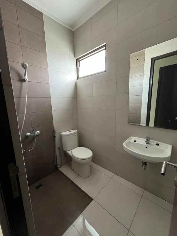 rumah dekat mall di burgundy summarecon bekasi