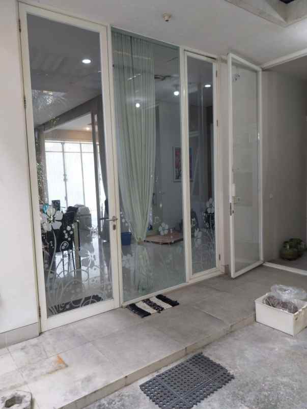 rumah dijual pakuwon indah siap huni surabaya