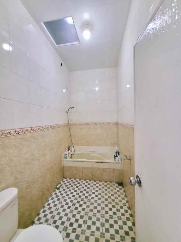 rumah hook pinggir jalan area pondok karya