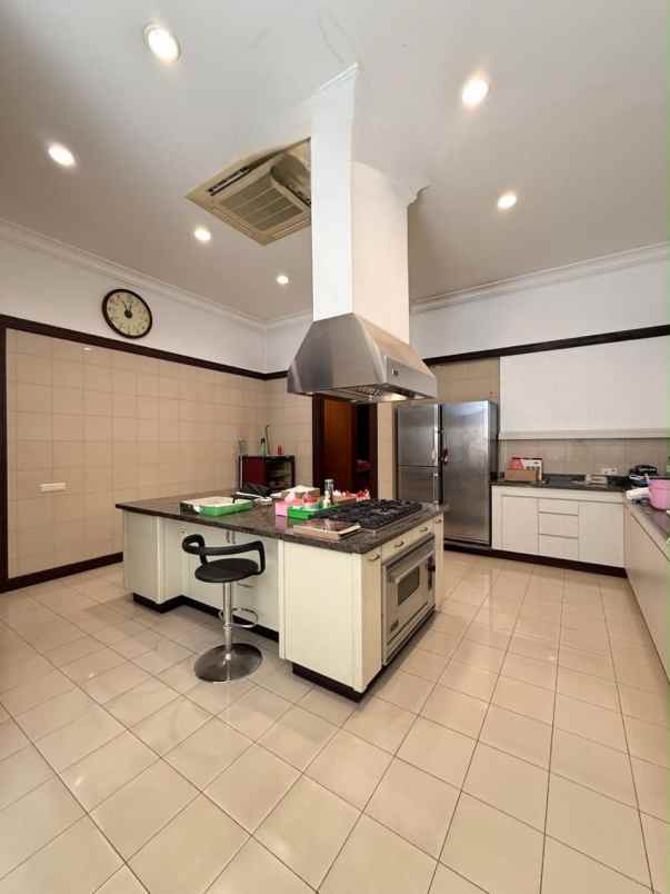 rumah mewah di kawasan elite dekat mega kuningan
