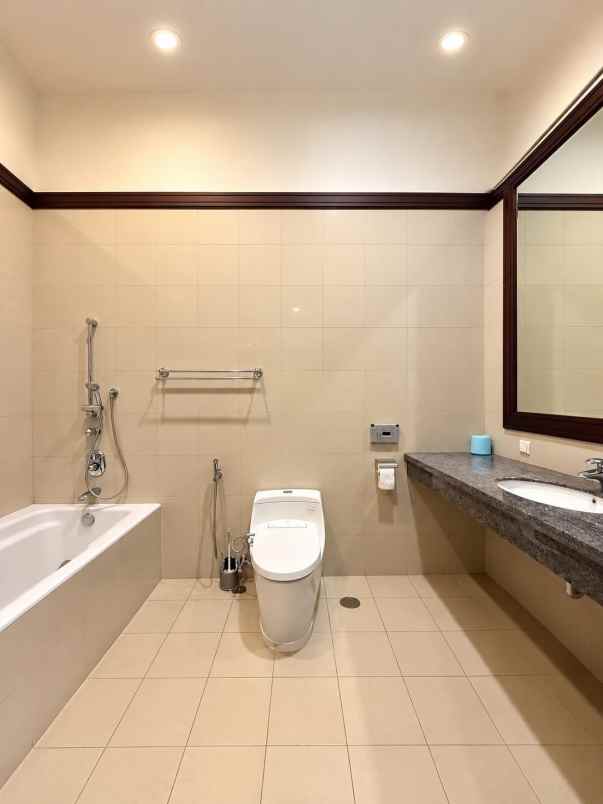 rumah mewah di kawasan elite dekat mega kuningan