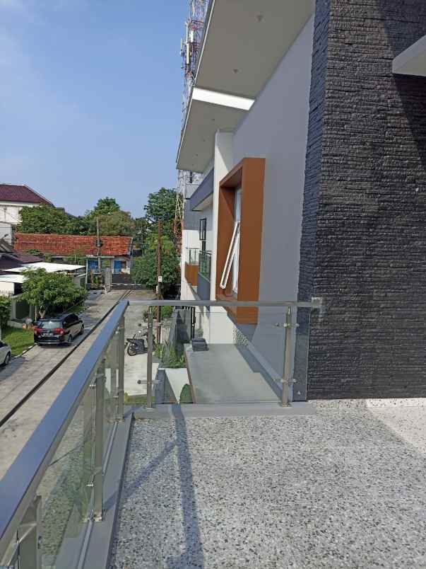 rumah nempel mall dan lebak bulus jaksel