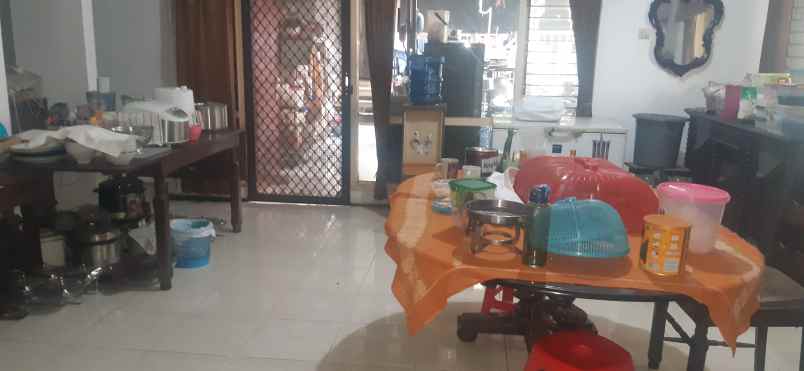 rumah pinggir jalan akses 2 mobil