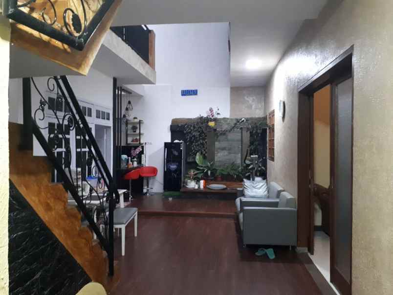 rumah second 2 lantai 5 kamar