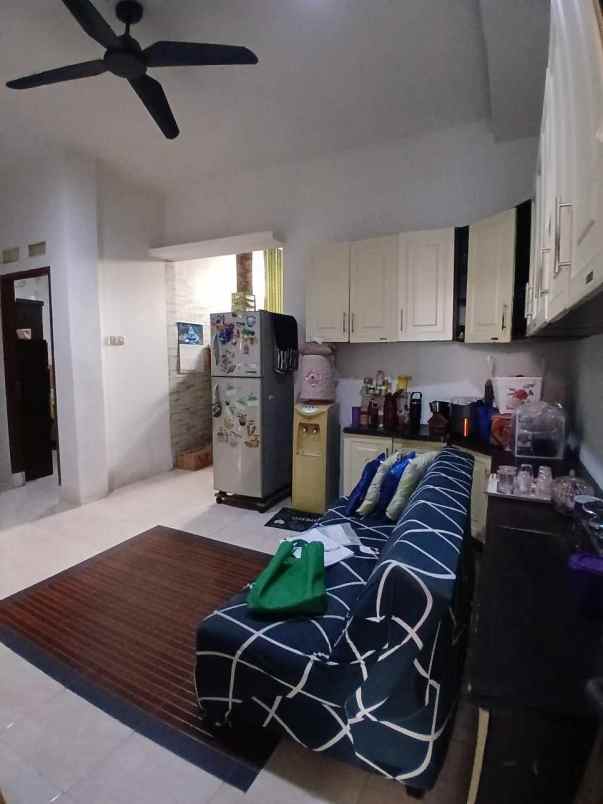 rumah second terawat di kav ui barat tanah baru depok