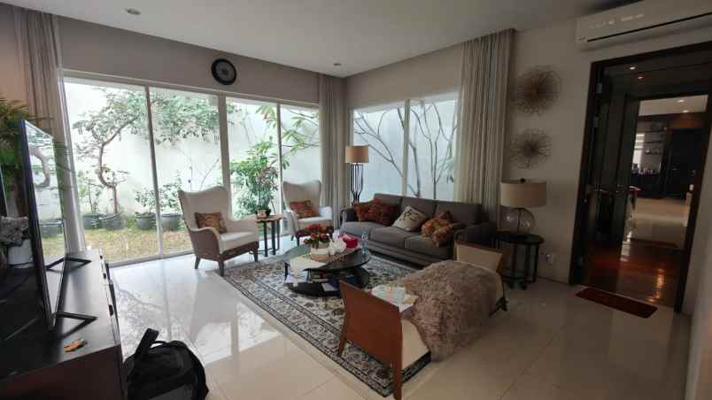 rumah strategis graha family surabaya