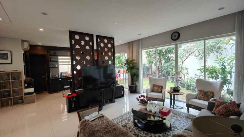 rumah strategis graha family surabaya