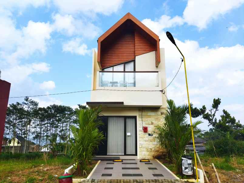 rumah villa strategis kota batu