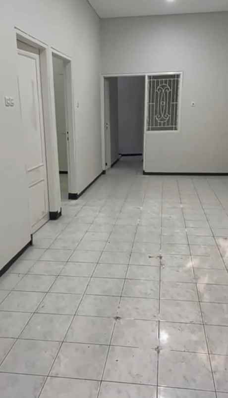 semolowaru raya merr 1 lantai minim 2 thn