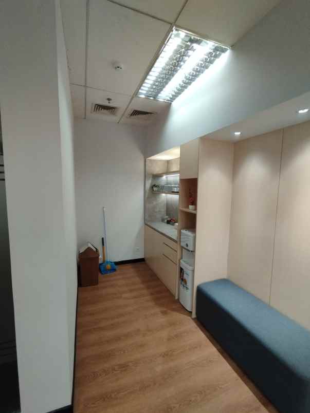 sewa kantor full furnished menara jamsostek