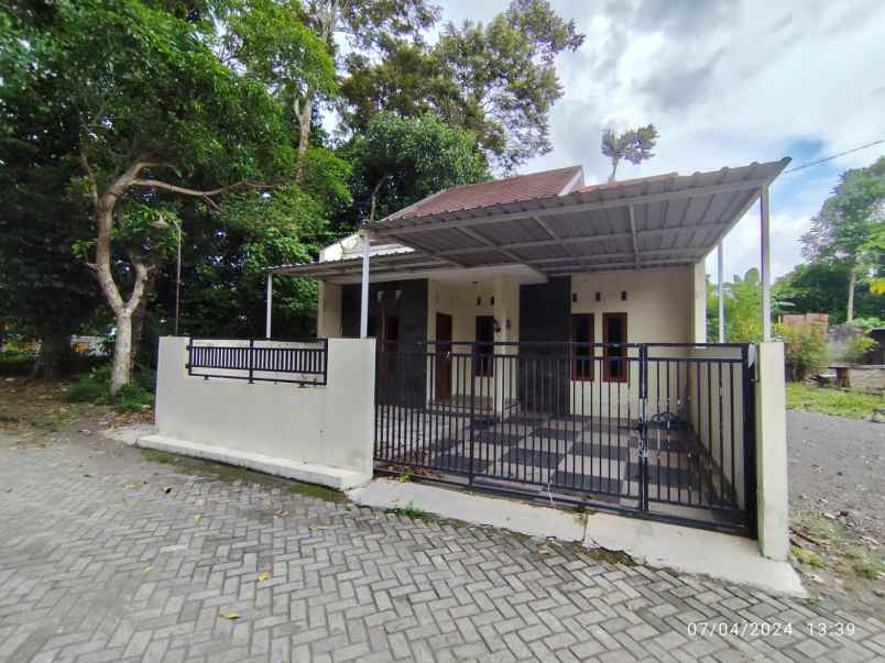 bu rumah dekat sd model utara stadion maguwoharjo