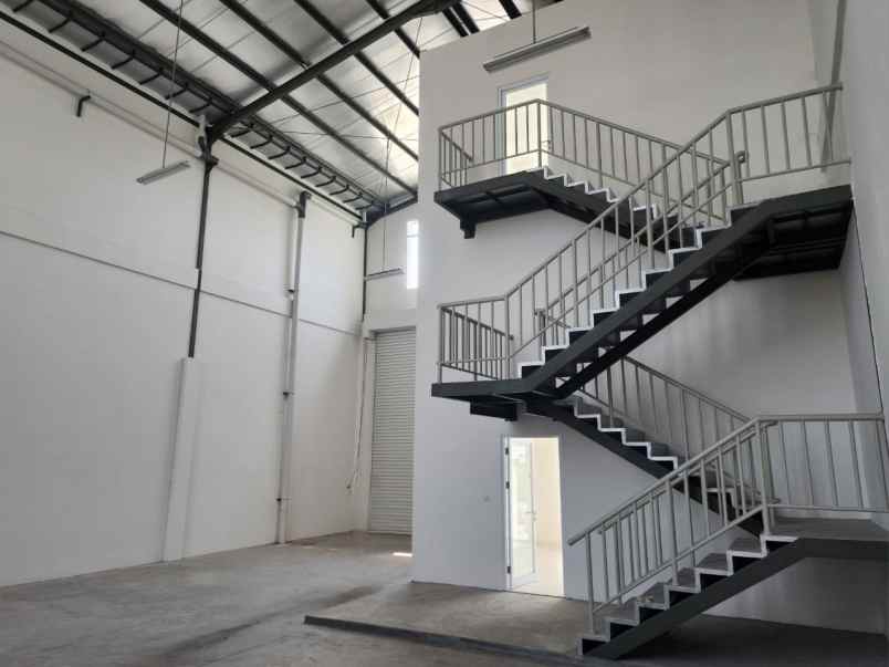 dijual disewakan gudang di manyar jipe