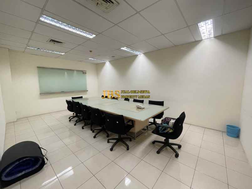 dijual gedung 3 tingkat di jalan asrama medan