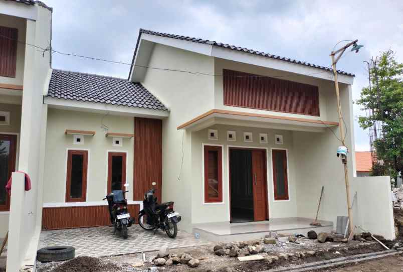 dijual rumah 1 km ke sambisari