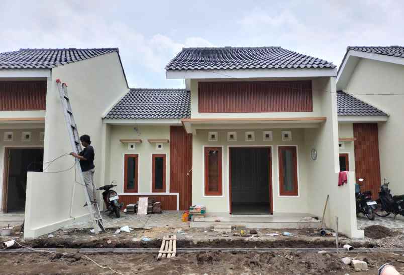 dijual rumah 1 km ke sambisari