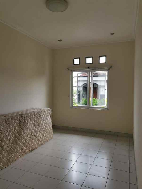 dijual rumah 2 lantai di kemang pratama 2 bekasi